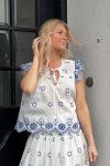 Continue - Top - Lilly emb - Offwhite/Blue Emb