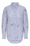 JDY - Skjorte - Paige L/S Loose EMB. Shirt - Cloud Dancer/Blue Stripe & Multi EMB