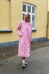 Mads Nørgaard - Kjole - Crinckle Pop Eva Dress Aop - Dot Aop/Candy Pink