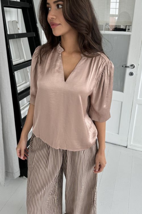 Continue - Bluse - Moe V Neck Satin - Nougat