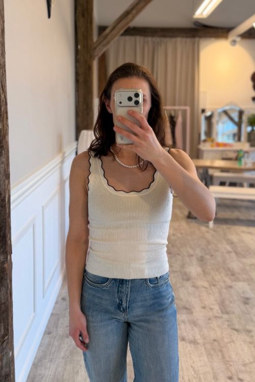 JDY - Top - Nanna S/L Scallop Edge Top Knit - Cloud Dancer W. Black Contrast