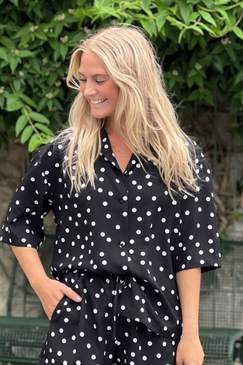 Loved by Lykke - Bluse - LY Smilla ss Shirt - Black w/White Dots