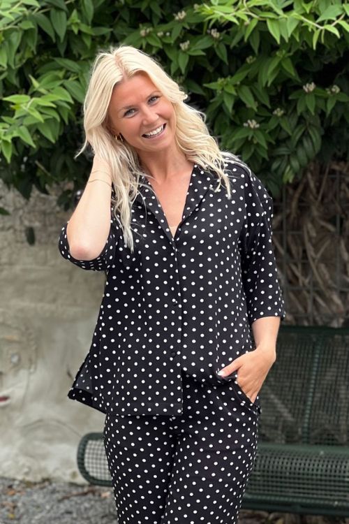 Loved by Lykke - Bluse - LY Smilla ss Shirt - Black w/Small White Dots