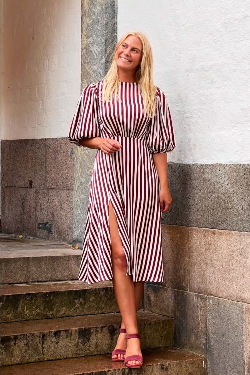 Loved by Lykke - Kjole - Nynne Dress - Burgundy Stripe