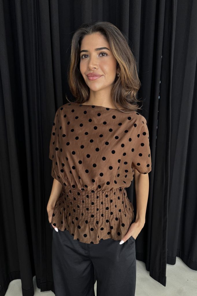 Continue - Top - Laura - Nougat/Black Dot