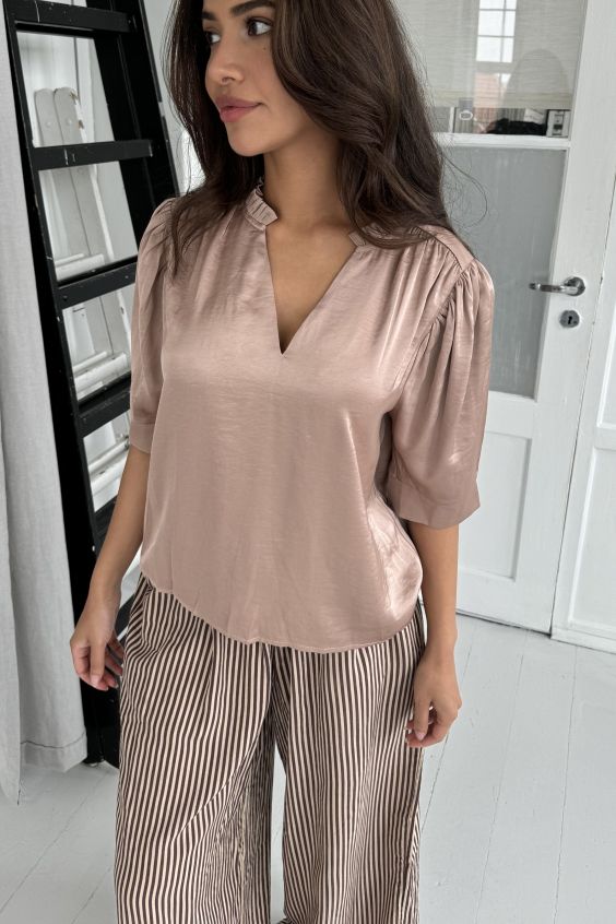 Continue - Bluse - Moe V Neck Satin - Nougat