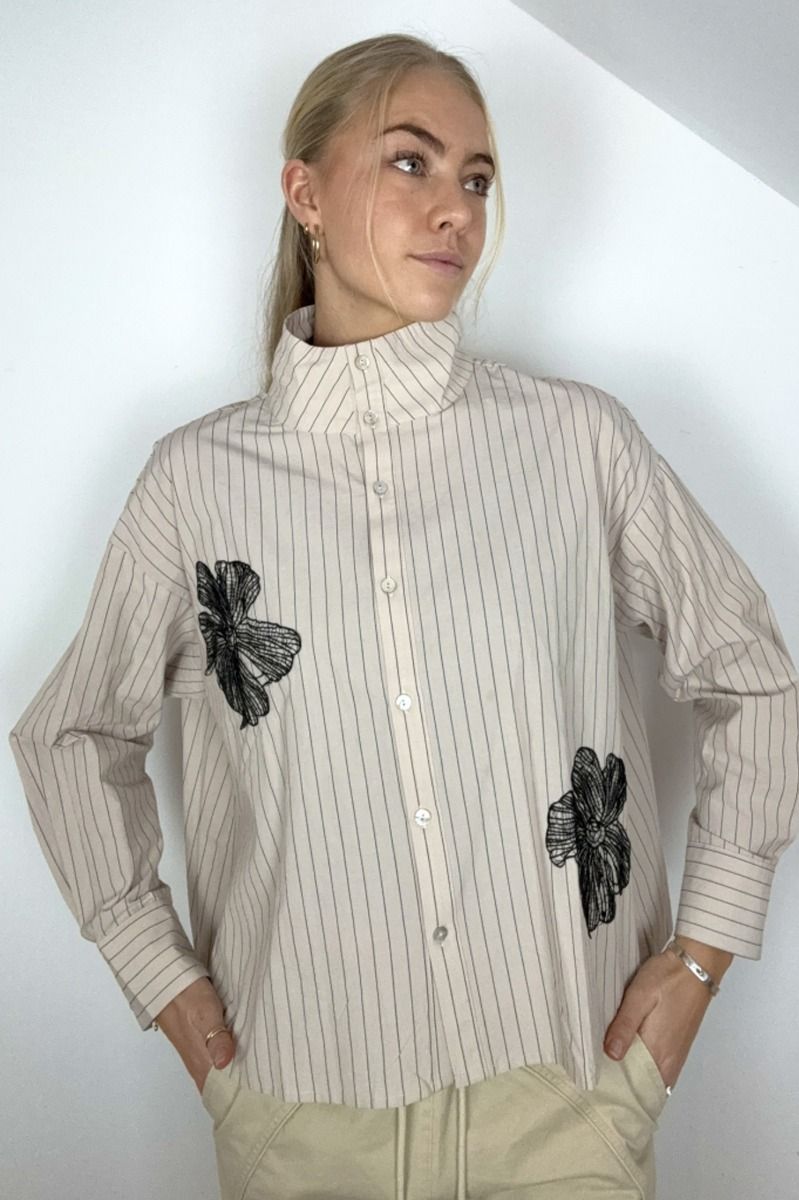 Continue - Skjorte - Jessie Embroidery - Sand Stripe