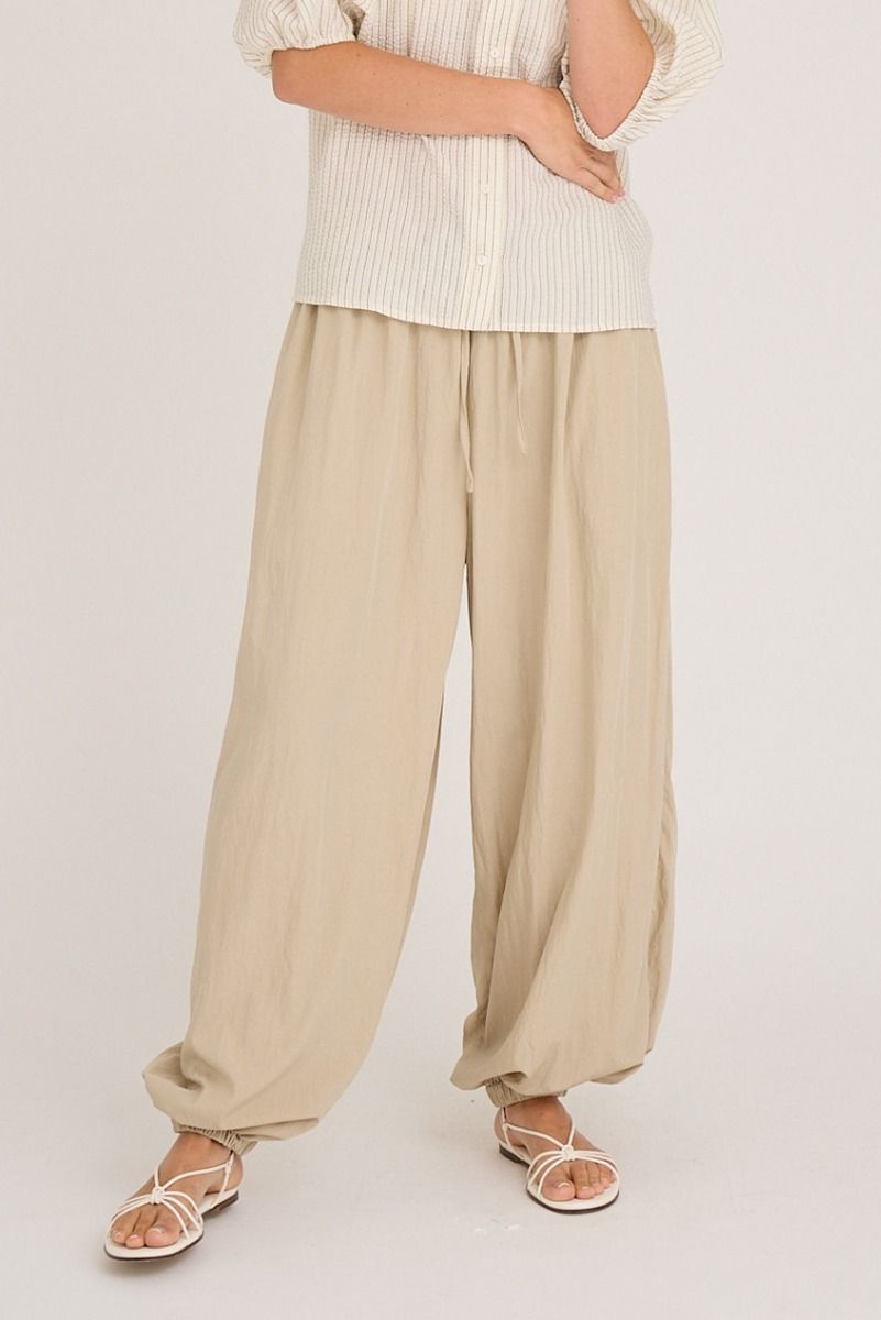 A-View - Bukser - Manon Balloon Pants - Sand (Levering slut marts/start april)