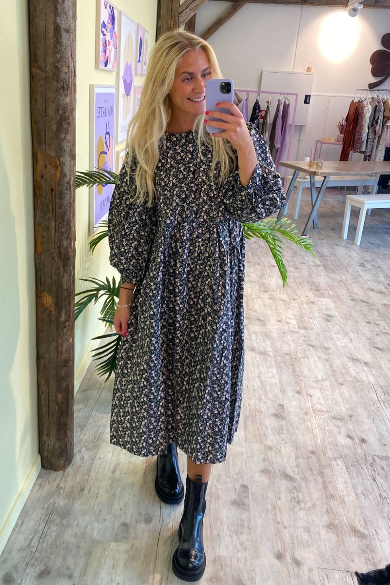 A-View - Kjole - Alice Dress - Black With Flowers