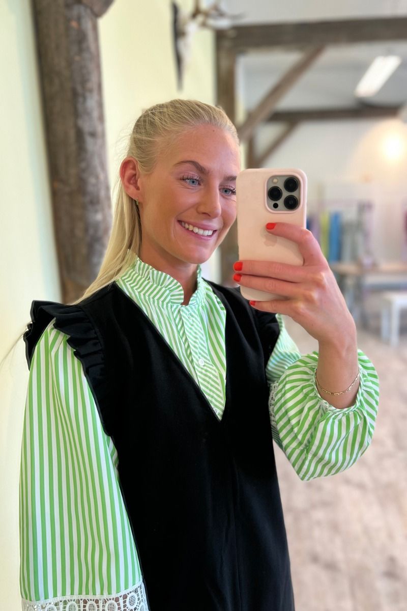 A-View - Kjole - Gelina With Frill - Black