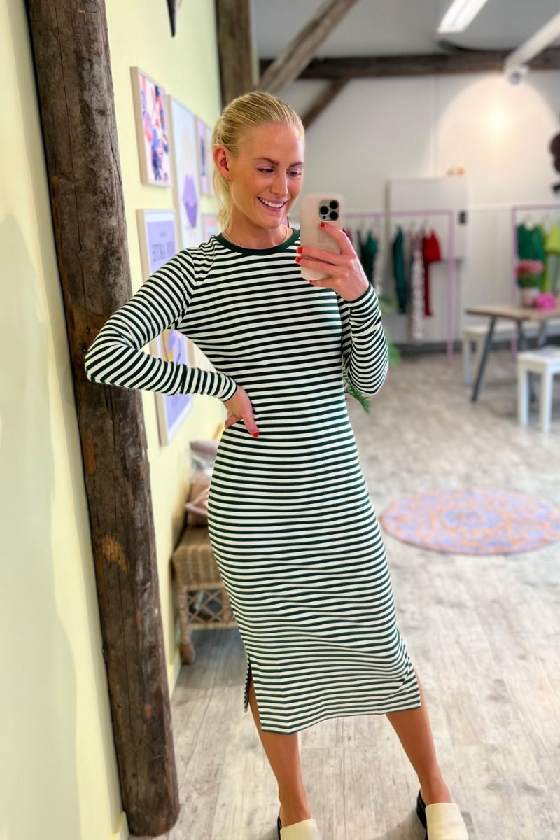 Basic Apparel - Kjole - Ludmilla Long Dress - Eden/Whisper White 