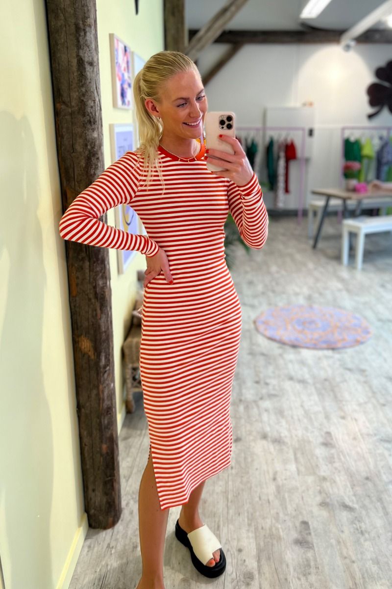 Basic Apparel - kjole - Ludmilla Long Dress - Spicy Orange/Whisper White 