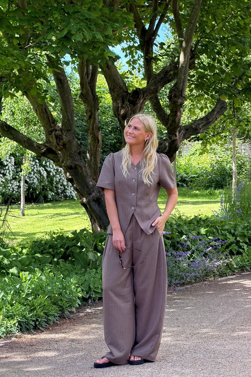Neo Noir - Bukser - Essiall Pinstripe Pants - Taupe