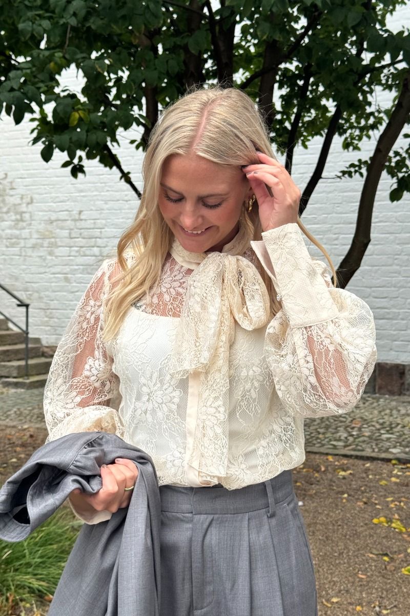 Bruuns Bazaar - Bluse - Bugle Omassa blouse - Cream