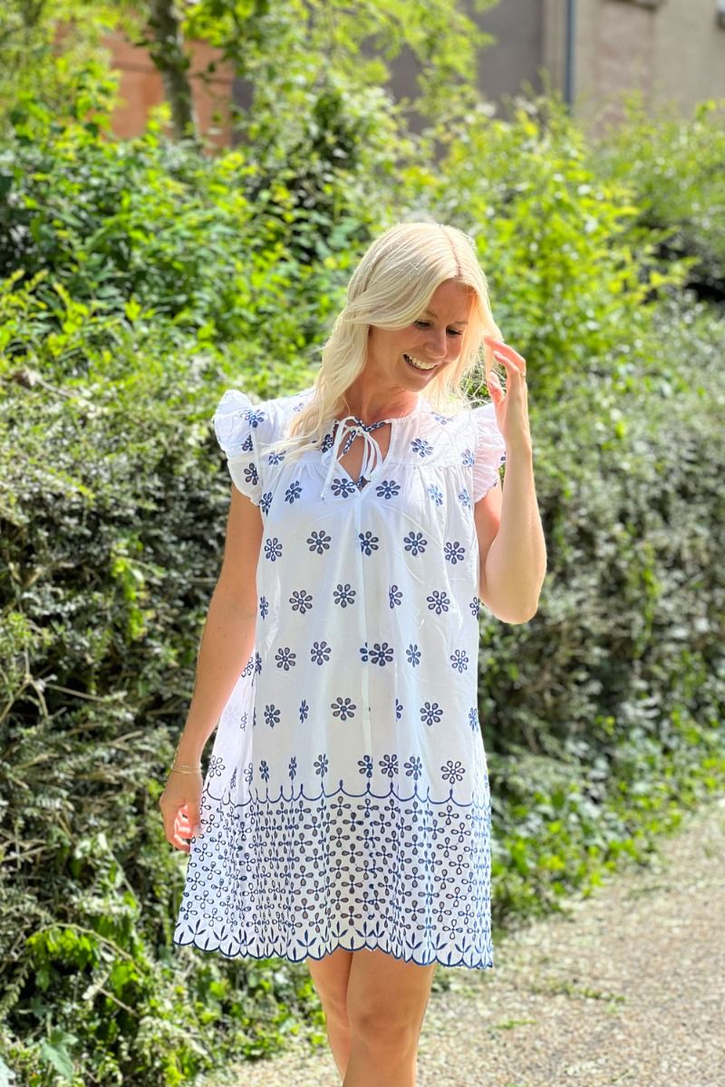Continue - Kjole - Lilly Dress Embrodery - White With Blue Embrodery