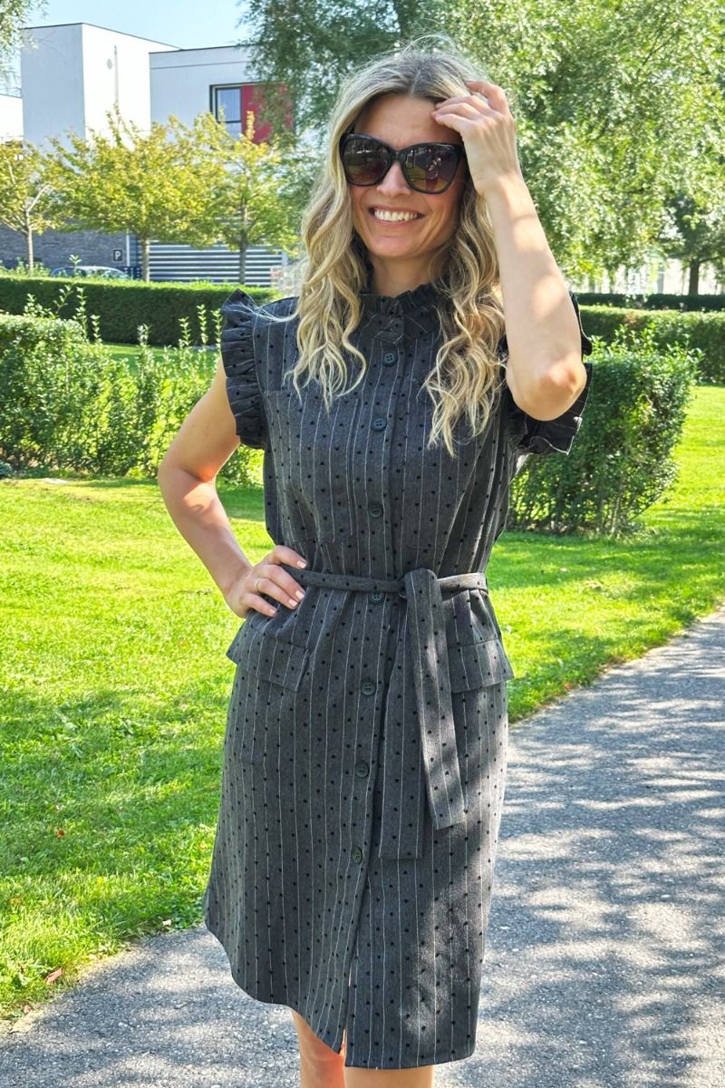 Continue - Kjole - Lydia Stripe Heart - Grey Pinstripe