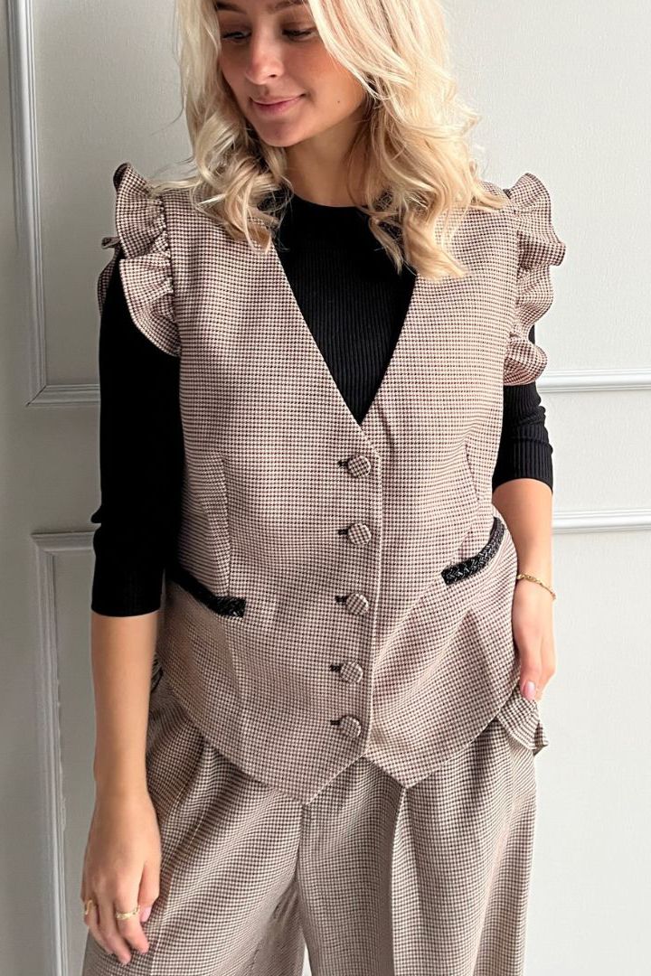 Stories From The Atelier by Copenhagen Shoes - Vest - As Magic - Sand Check 