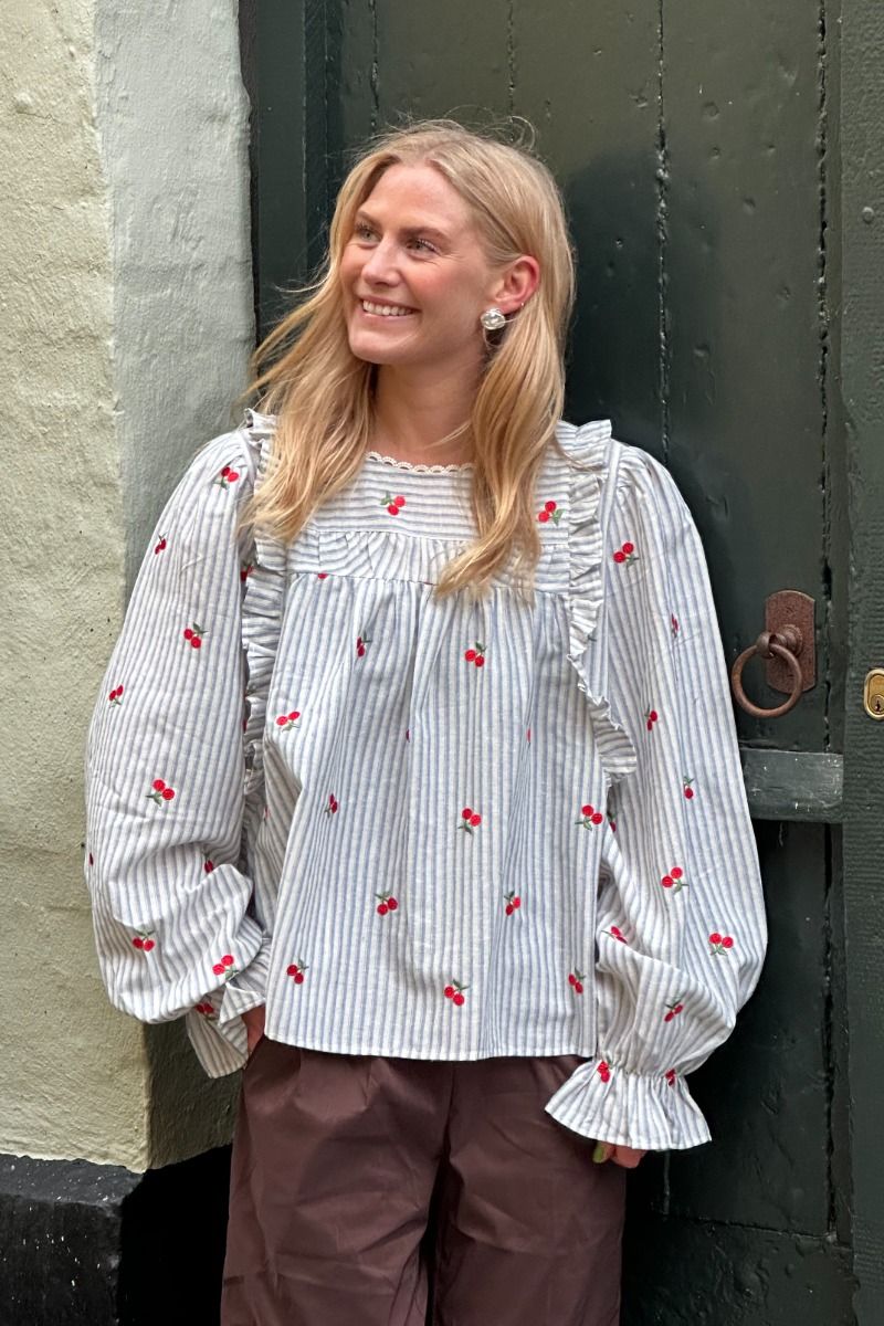 Stories From The Atelier by Copenhagen Shoes - Bluse - The Cherry One - White