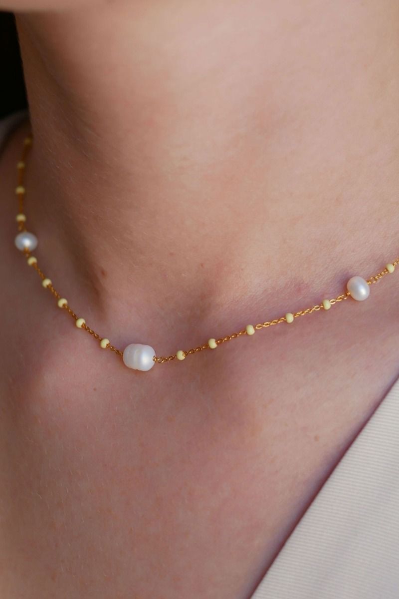 Enamel - Halskæde - Lola Perlita Necklace - Lemone/Pearl