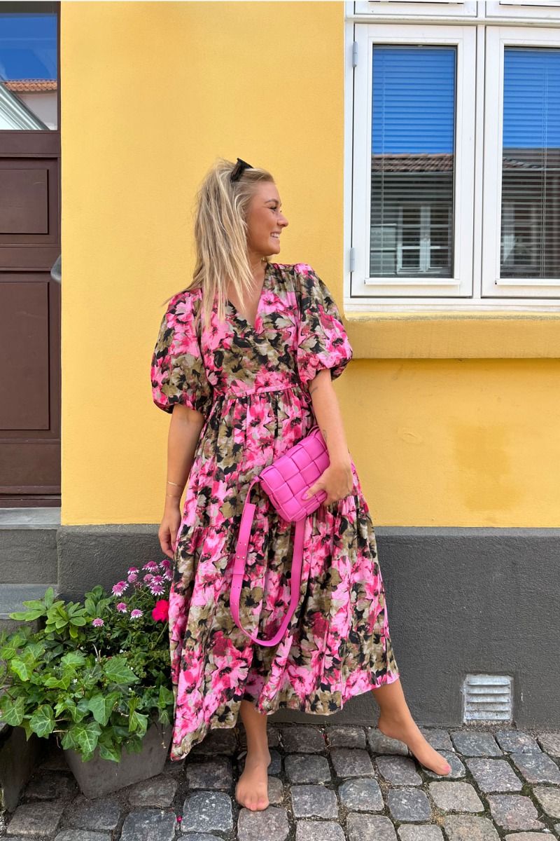 Gestuz - Kjole - Taralyn Wrap Dress - Artistic Pink Flower
