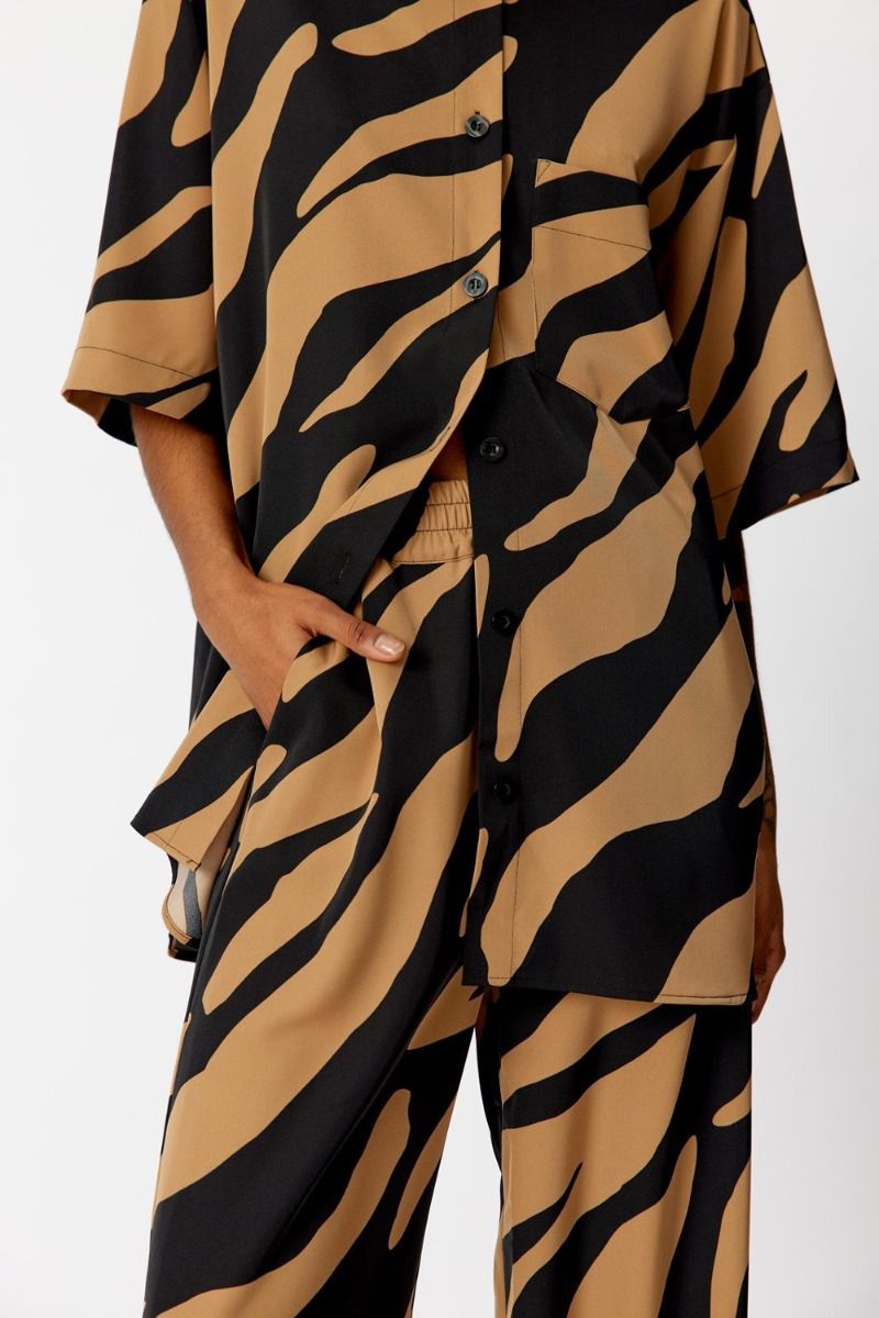 Gestuz - Skjorte - Bothilde SS Shirt - Maxi Zebra Tiger's Eye