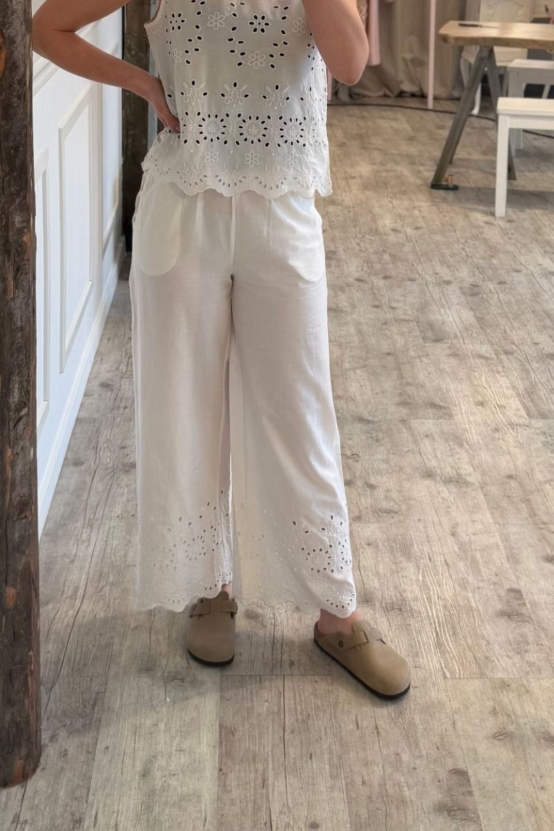 JDY - Bukser - Marina HW Emb. Ankle Pant - Cloud Dancer Bright White Embroidery 