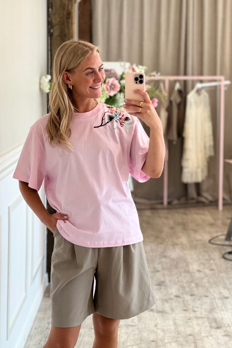 A-View - T-shirt - Best FlowerTee - Rose