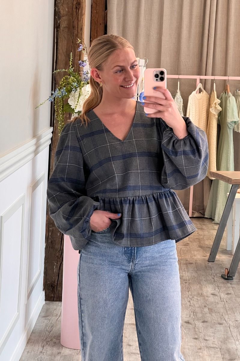 Pieces - Bluse - Pc Diana Ls V-Neck Top - Concrete Grey