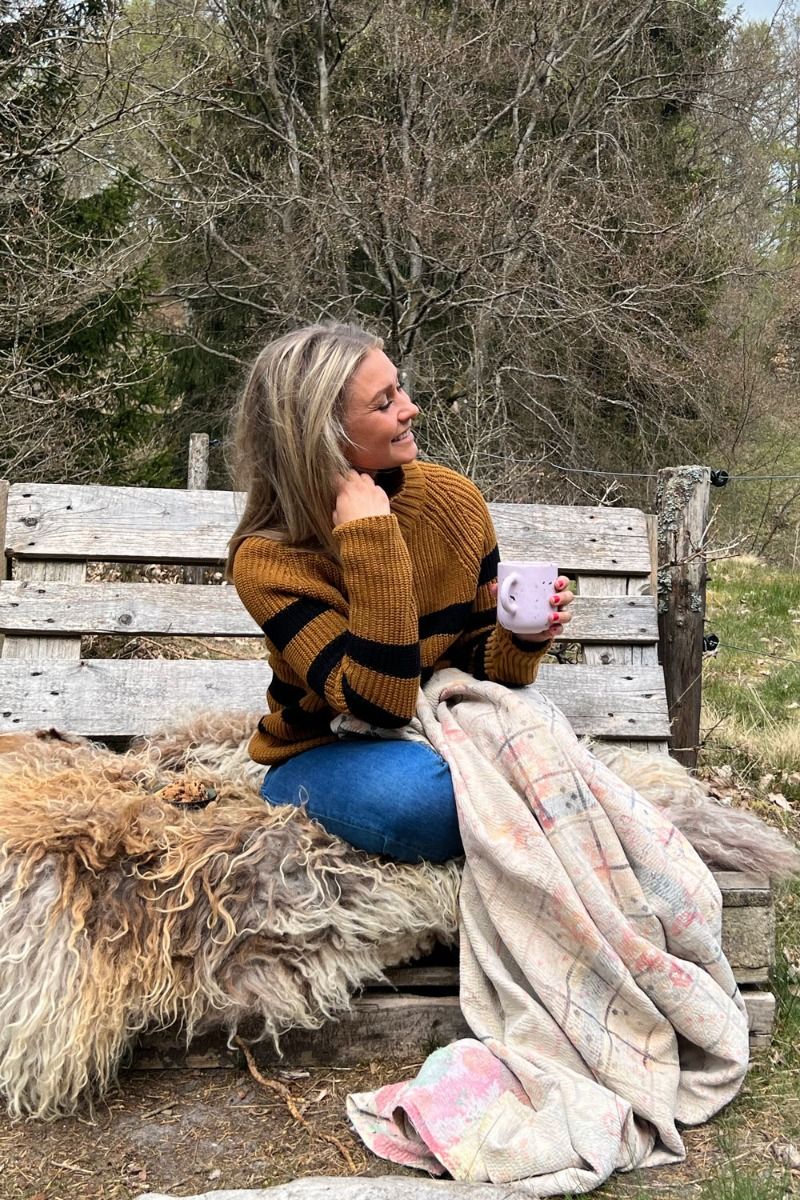 Basic Apparel - Kjole - Sweety High Neck Striped - Bronze Brown/Black Stripe