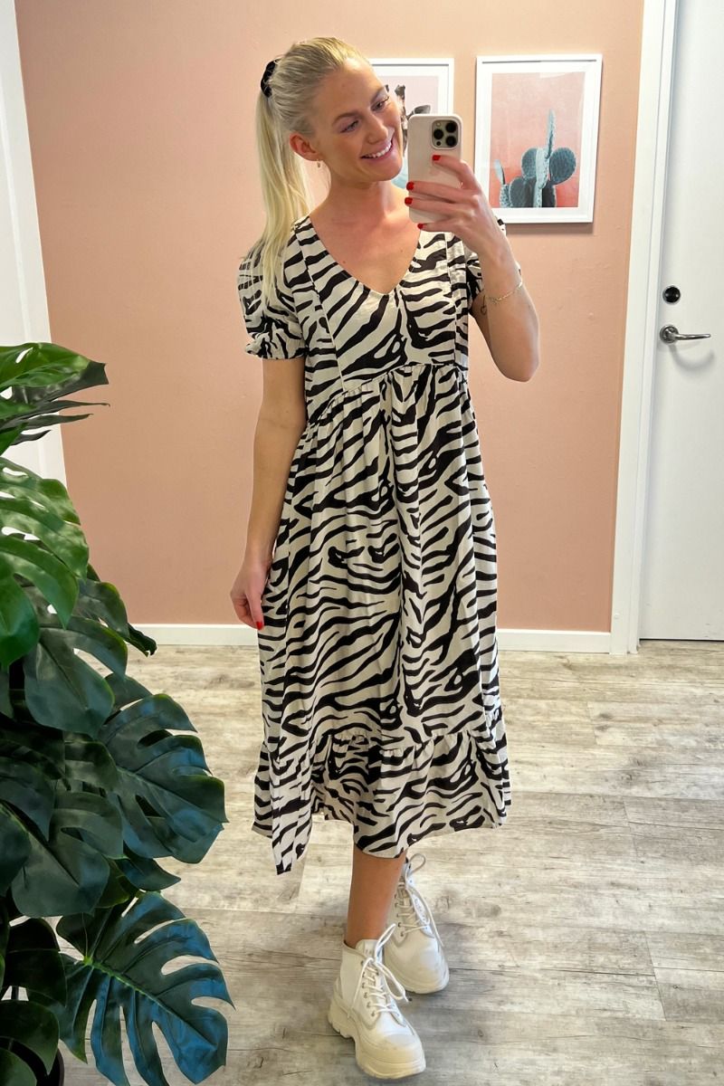 JDY - Kjole - JDY Camille Life 2/4 Midi Dress - White Sand/Black Zebra