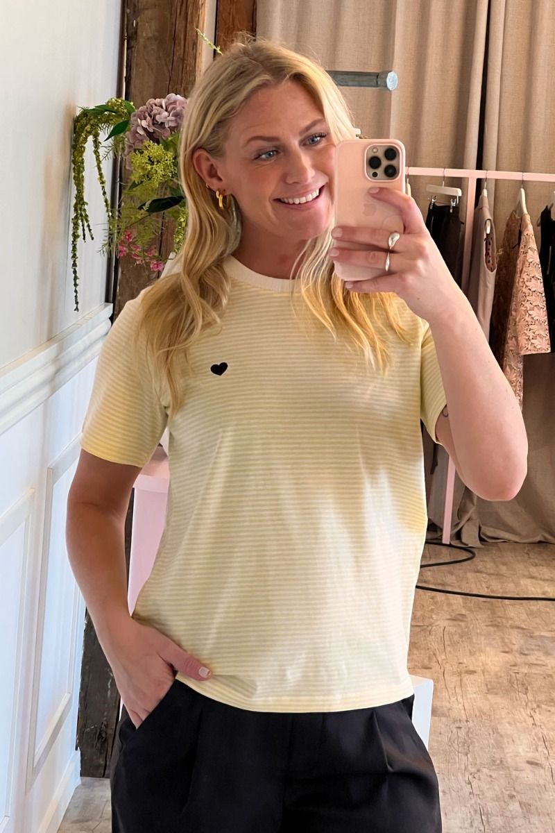 JDY - T-shirt - Pisa S/S Print Top - Cloud Dancer/Double Cream Stripes + Chicory Coffee Heart