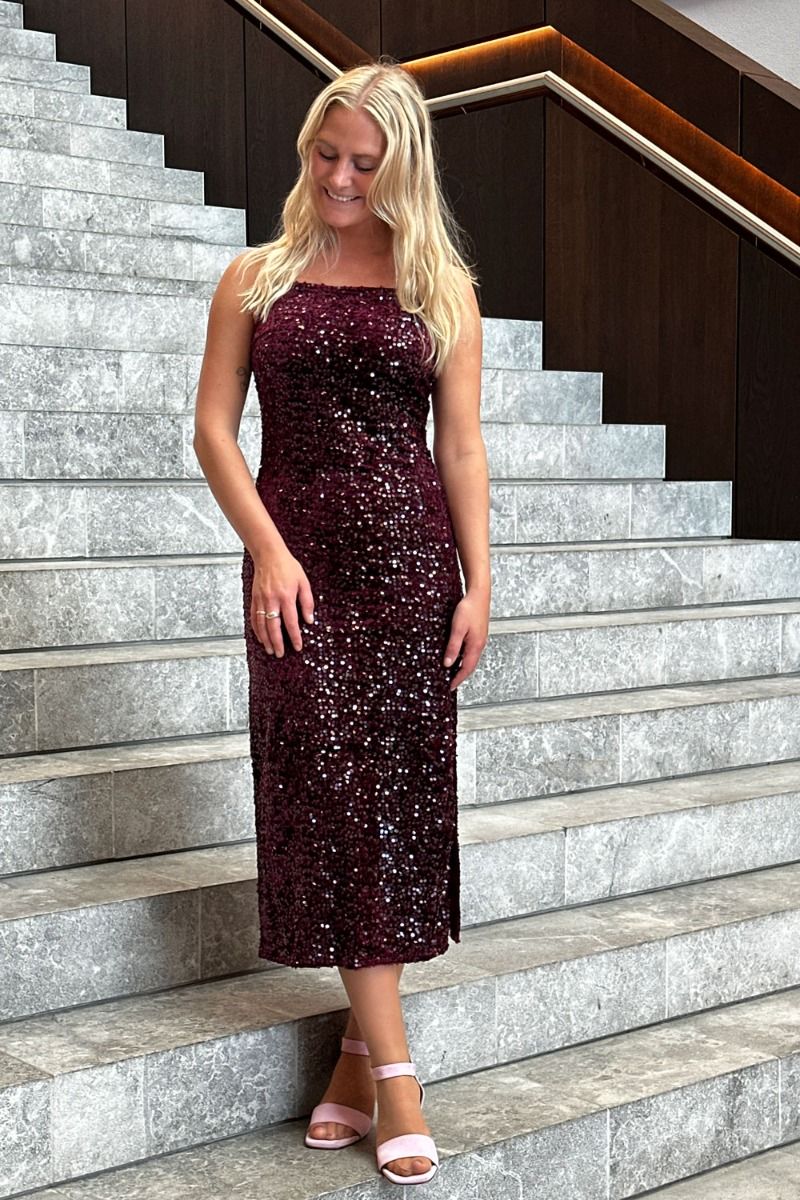 Pieces - Kjole - Kam SL Ankle Slip Dress - Tawney Port Sequins 