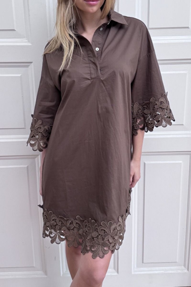 Continue - Kjole - Klara Embrodery Dress - Brown (Levering midt april)