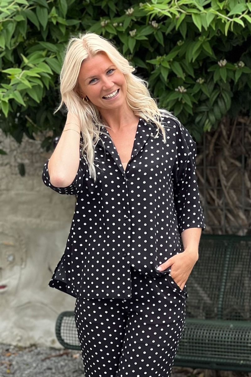 Loved by Lykke - Bluse - LY Smilla ss Shirt - Black w/Small White Dots