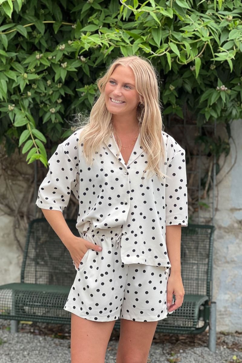 Loved by Lykke - Bluse - LY Smilla ss Shirt - Créme w/Black Dots