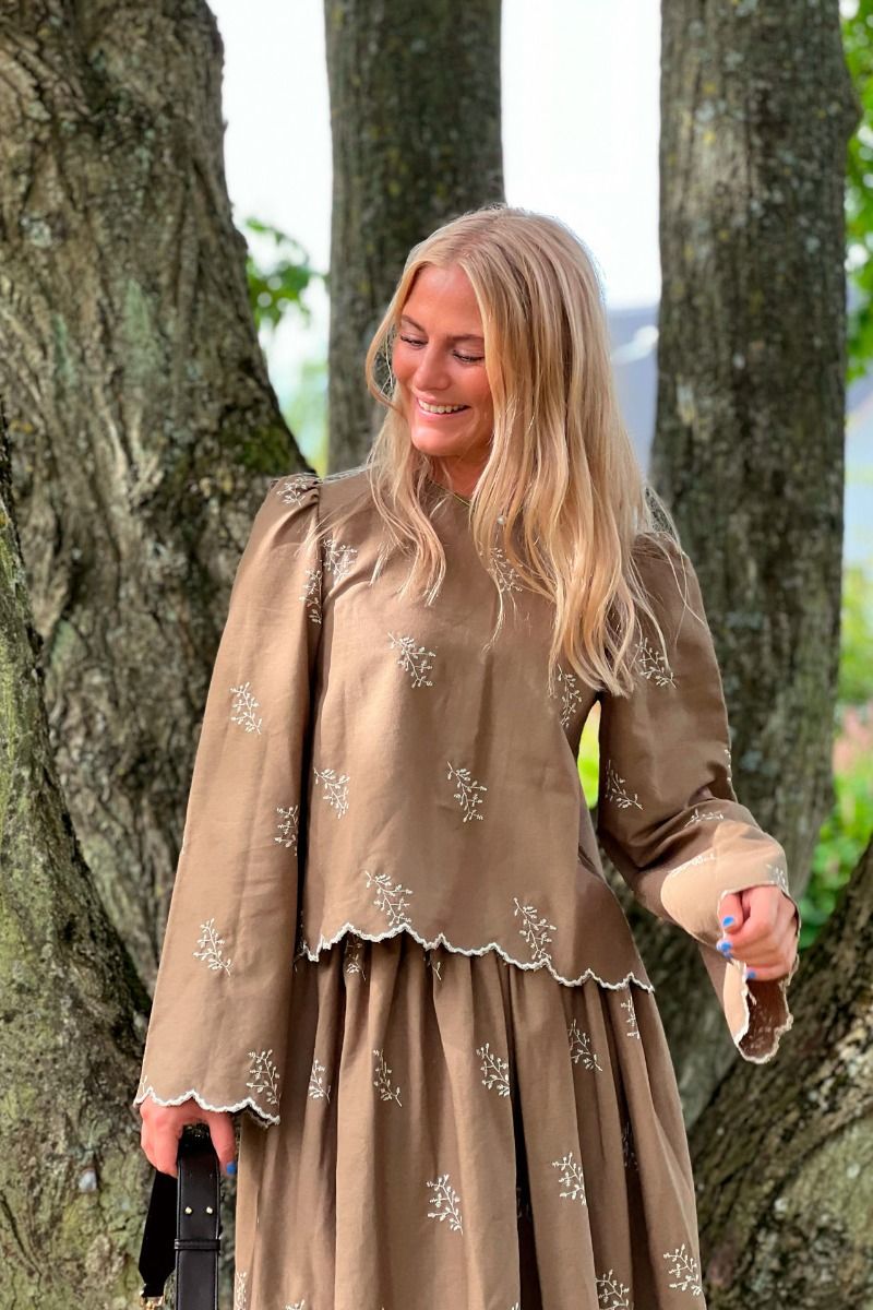 Loved by Lykke - Bluse - LY Marie LS Blouse - Army Embroidery