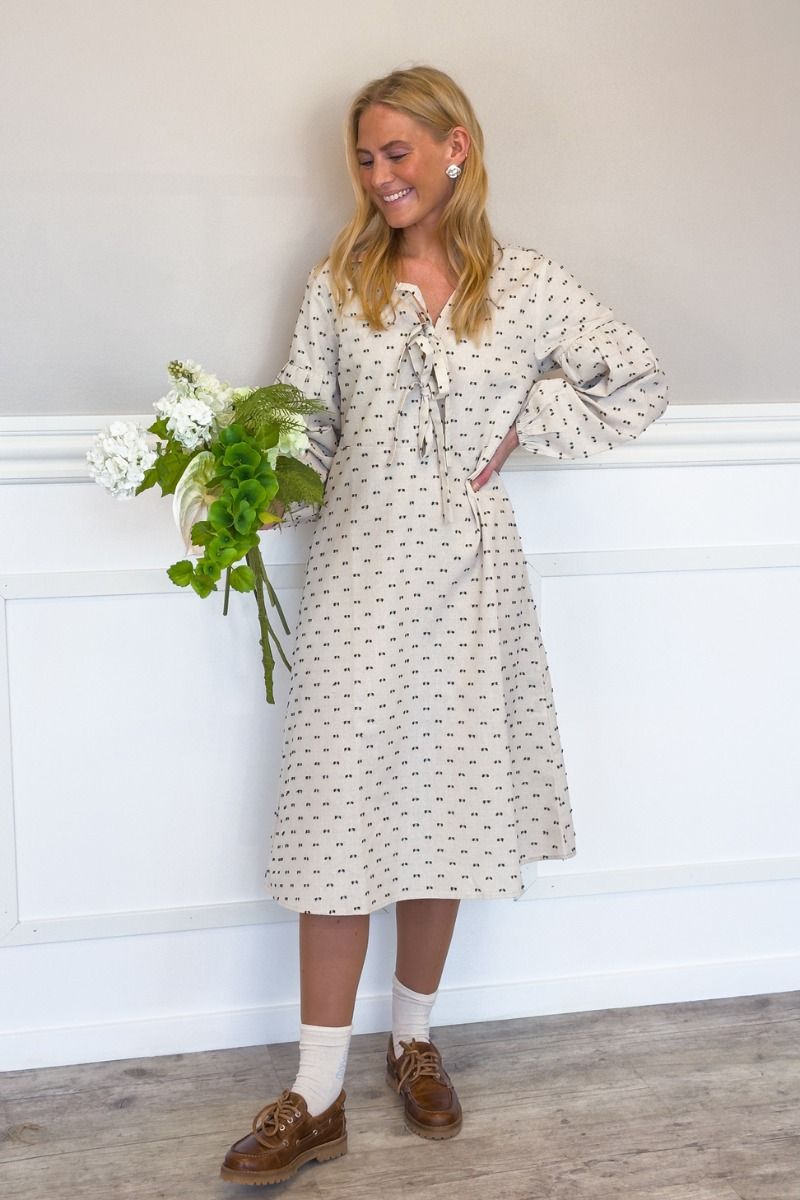 Loved by Lykke - Kjole - Luna Dress - Creme w/black dot 