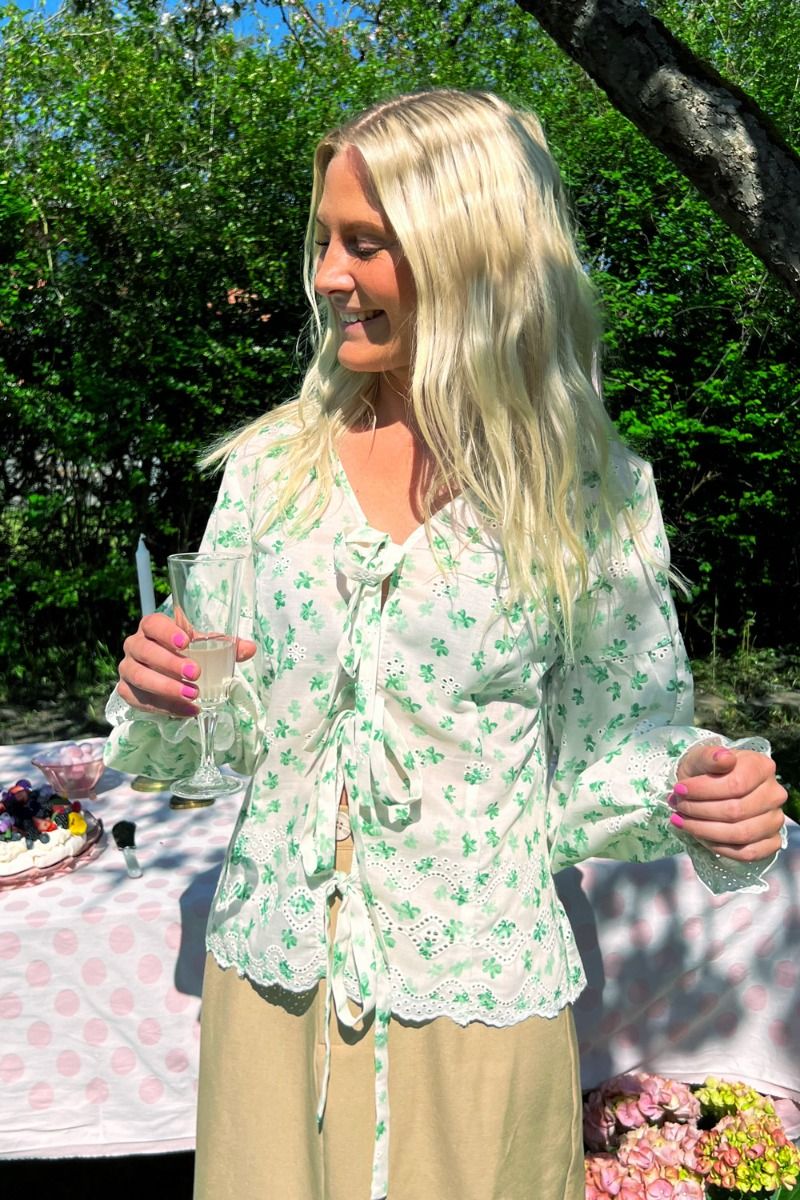 Loved by Lykke - Bluse - Neel LS Shirt - Flower Green