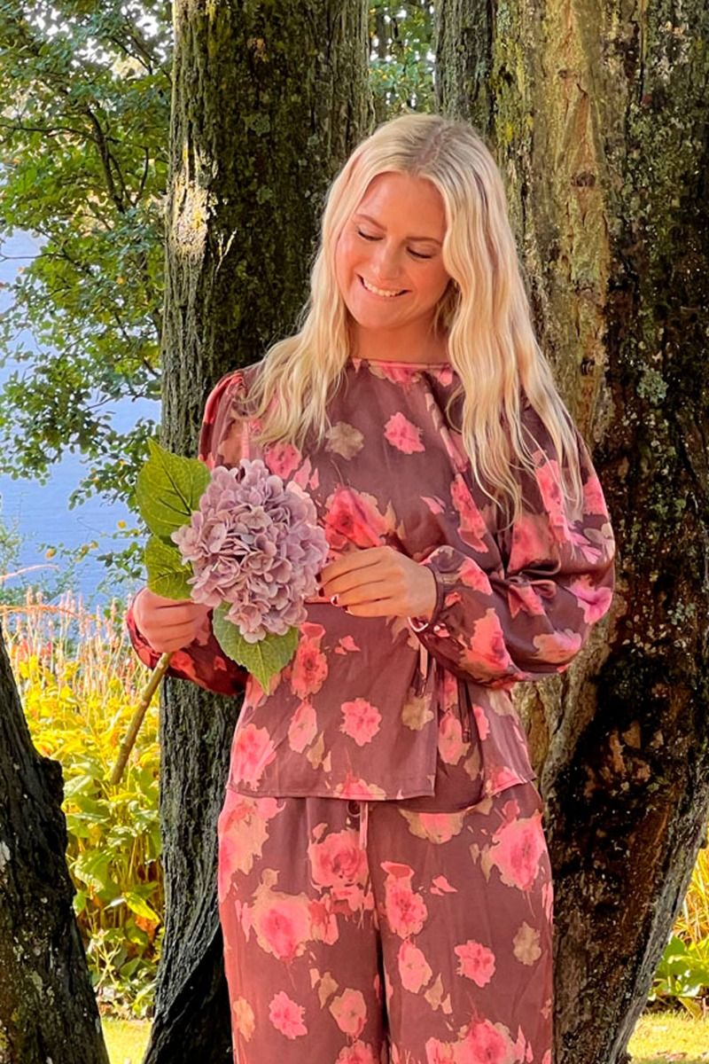 Loved by Lykke - Bluse - Tilde Blouse - Brown Flower