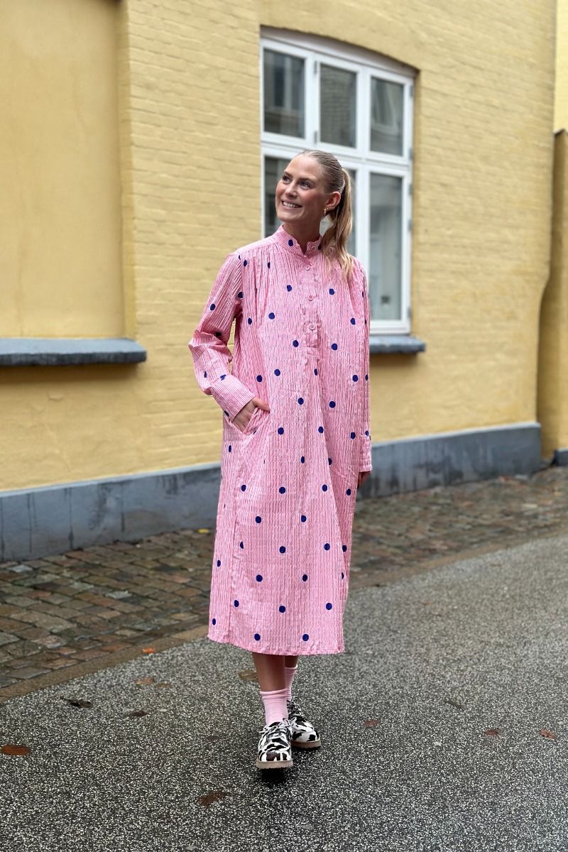 Mads Nørgaard - Kjole - Crinckle Pop Eva Dress Aop - Dot Aop/Candy Pink