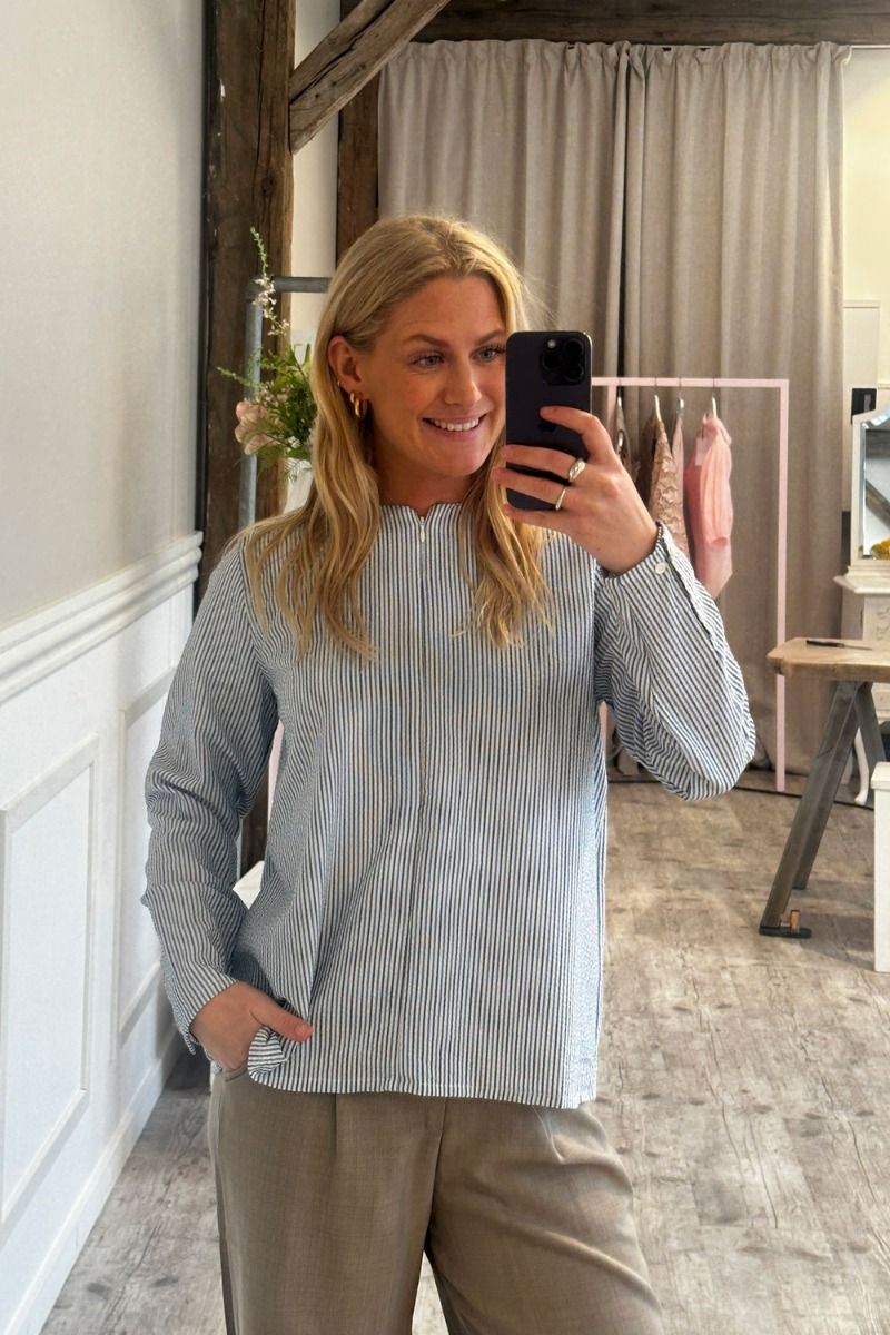 Mads Nørgaard - Bluse - Soft Crease Funa Top - Sky Captain/Bright Cobalt/Vani