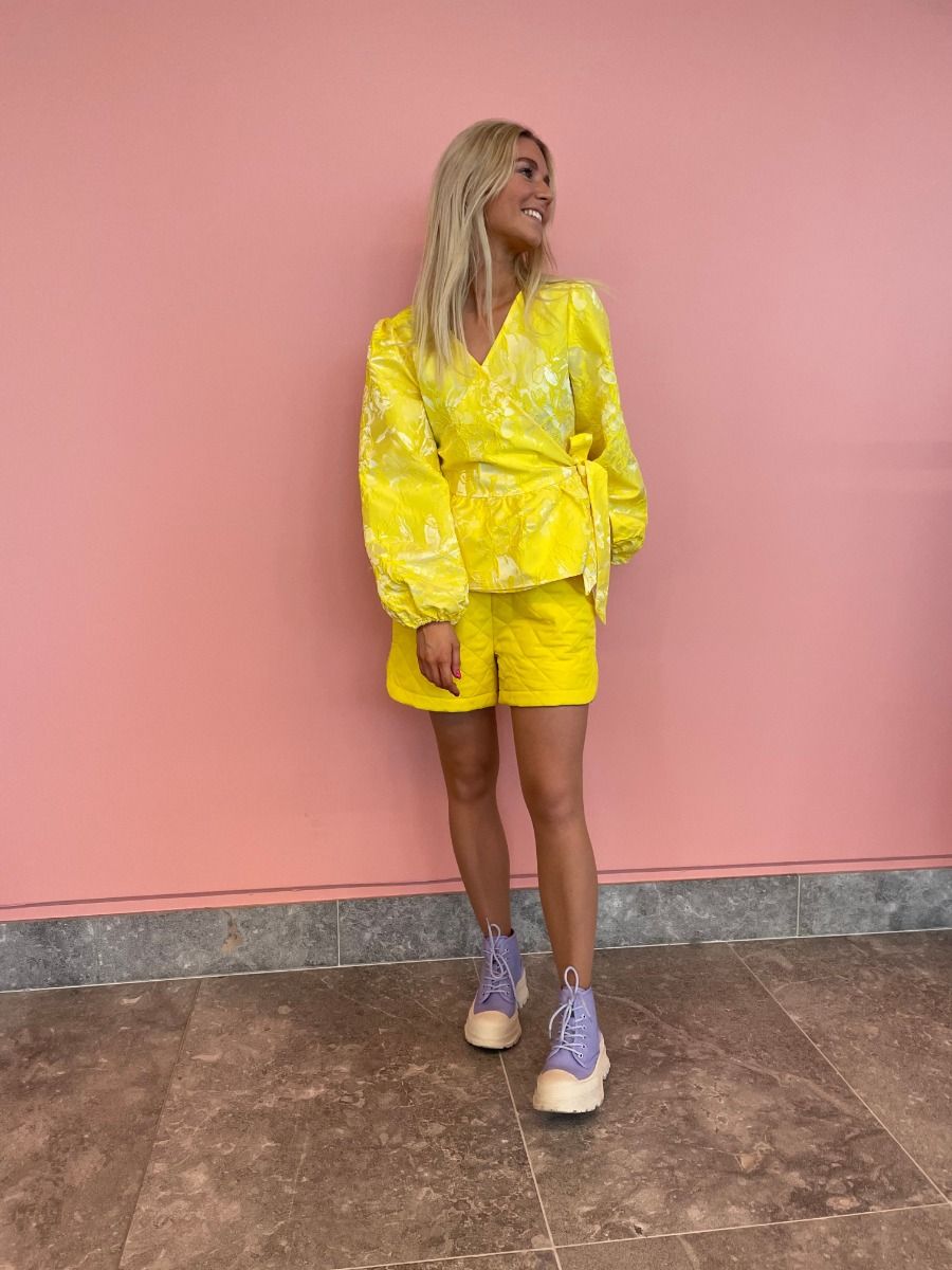 Pieces - Bluse - PC Aviona LS Wrap Top - Pale Banana - Ditte Estrup