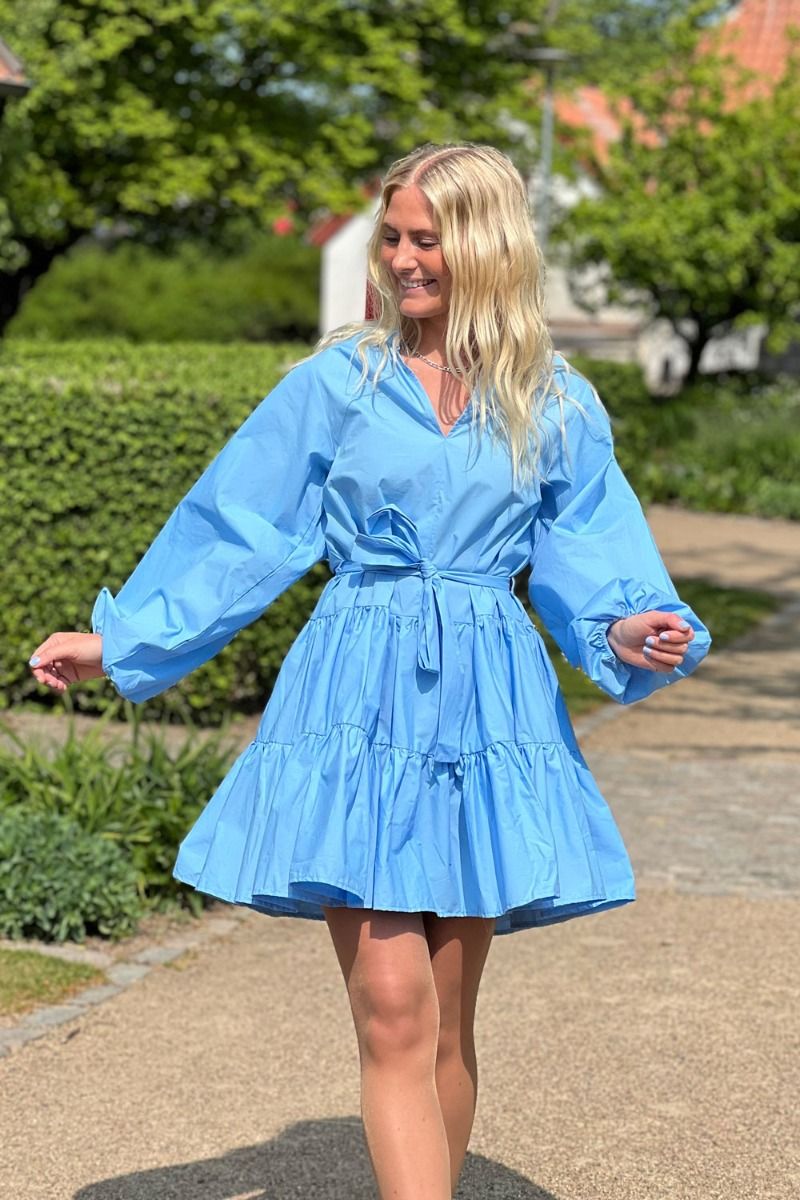 Neo Noir - Kjole - Debbie Poplin Dress Sky - Blue