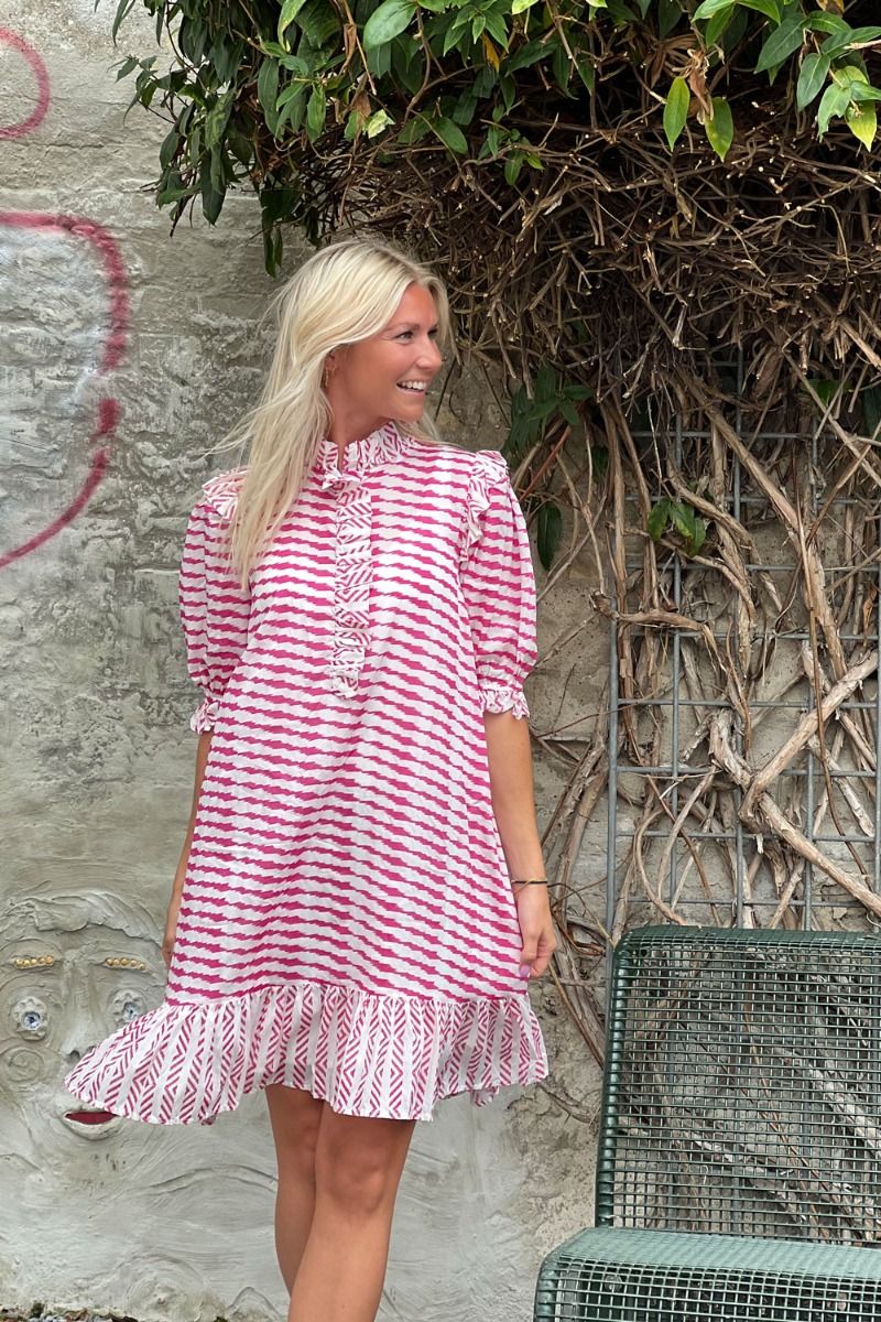 Neo Noir - Kjole - Hani Graphic Dress - Pink