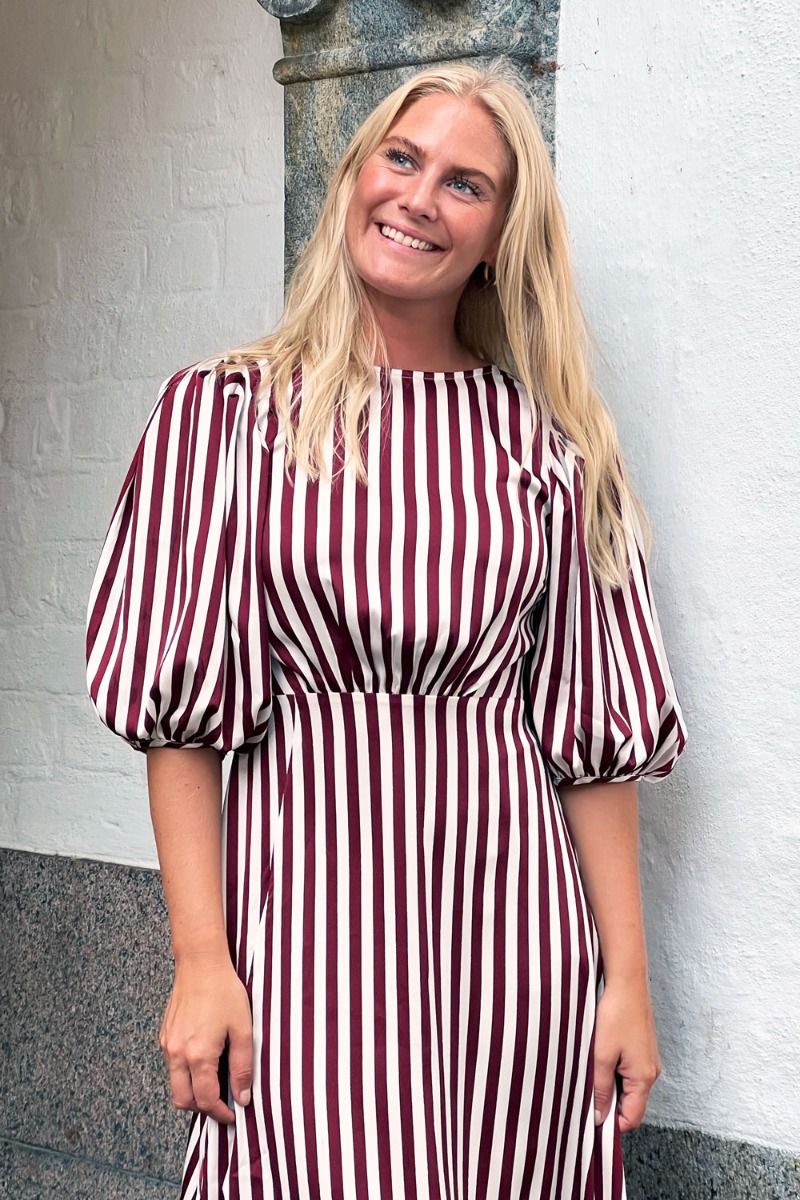Loved by Lykke - Kjole - Nynne Dress - Burgundy Stripe