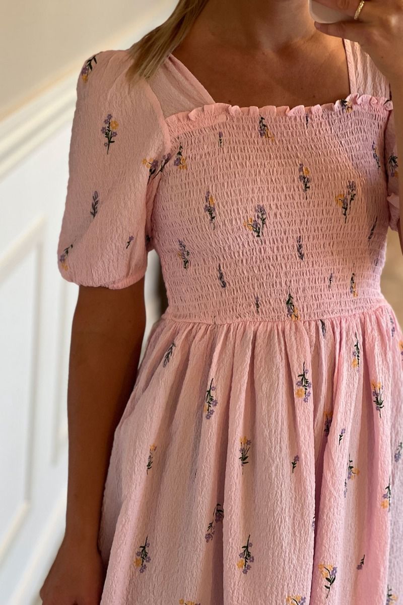 Pieces - Kjole - Jeo SS Square Neck Midi Dress - Pink Tulle Flowers