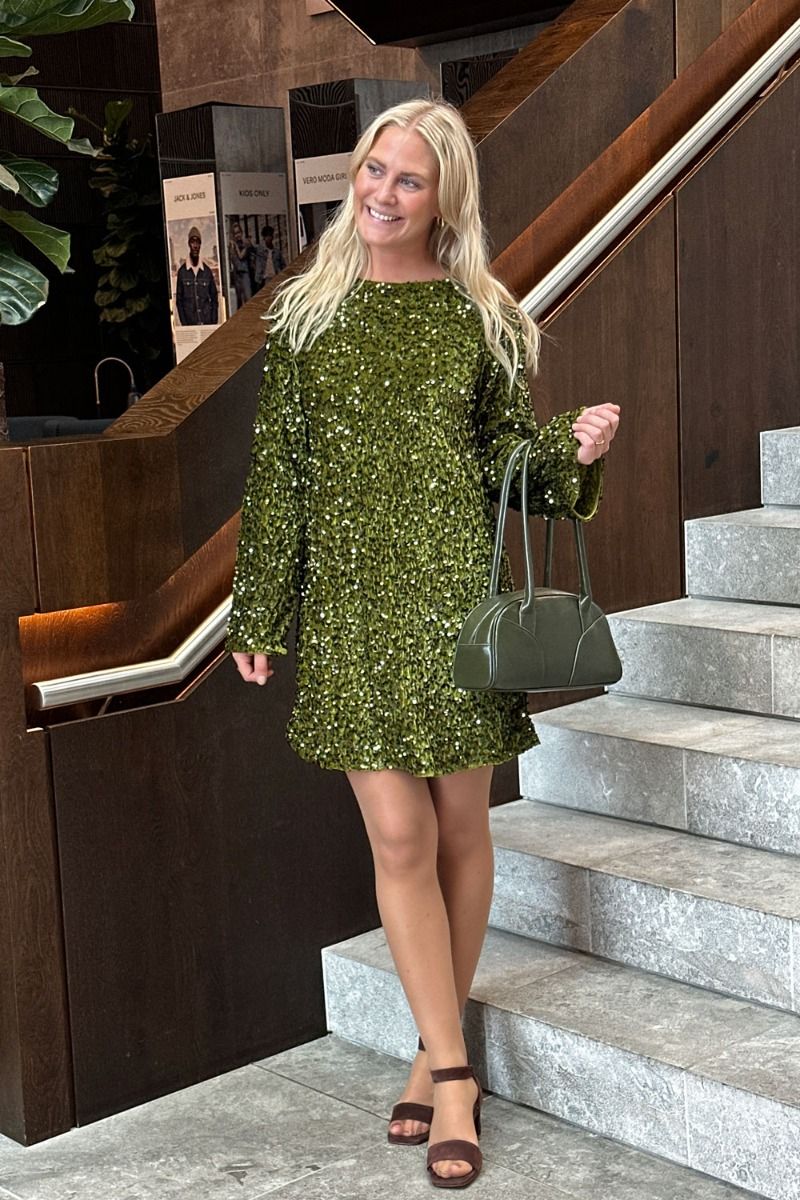 Pieces - Kjole - Kam LS Deep Back Bow Dress - Kalamata sequins 