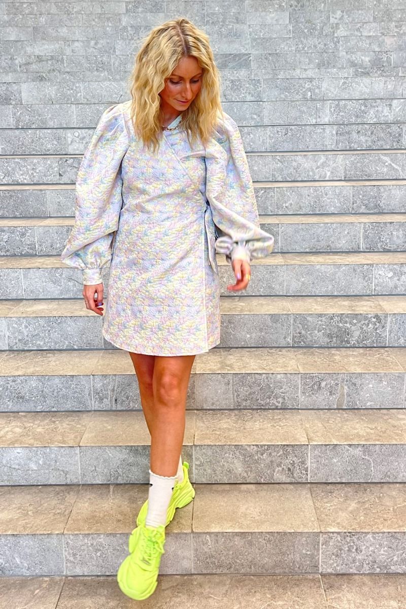 Pieces - Kjole - PC Tutsi LS Wrap Dress - Baby Blue Multi Flowers