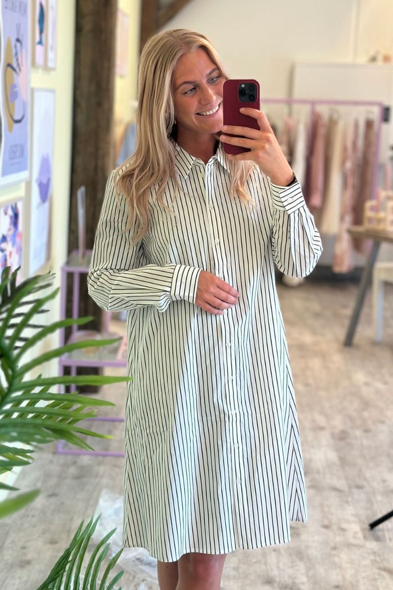 Pieces - Kjole - PC Penny Ls Short Shirt Dress - Bright White/Black