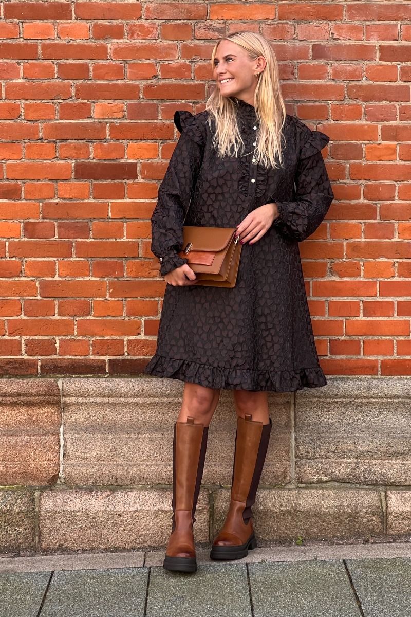 Noella - Kjole - Reno Ruby Ruffle Dress - Chocolate Brown